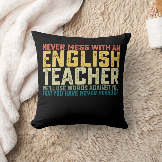 Coussin Ne vous mêlez jamais d'un professeur d'anglais Nou (Couverture)