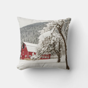 Coussin Neige fraîche sur la grange rouge