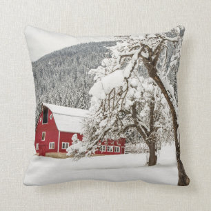 Coussin Neige fraîche sur la grange rouge