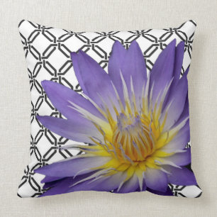 Coussin Nénuphar pourpre sur noir et blanc