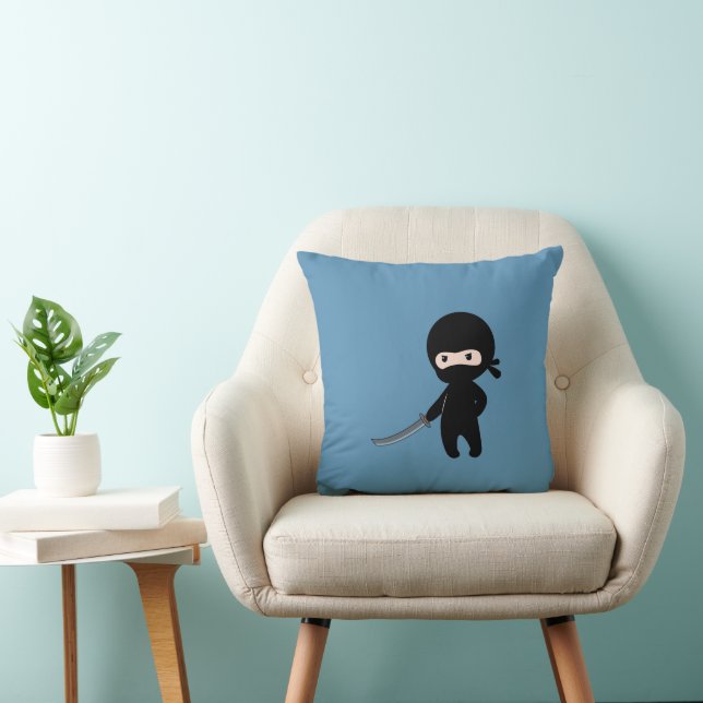 Coussin Ninja minuscule en colère sur bleu (Chaise)