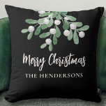 Coussin Noël botanique personnalisé Noir<br><div class="desc">Ce coussin festif est décoré de feuilles de badauton aquarelle et de baies sur un élégant arrière - plan noir. Il dit Joyeux Noël dans la typographie stylisée. Facile à personnaliser avec votre nom de famille. Parce que nous créons notre oeuvre, vous ne trouverez pas cette image exacte d'autres designers....</div>