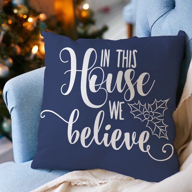 Coussin Noël Dans Cette Maison Nous Croyons Bleu Marine (Christmas Home Decor In This House We Believe Throw Pillow)