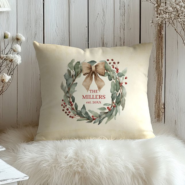 Coussin Noël de la chemise d'aquarelle (Watercolor Wreath with Bow Custom Name and Established Date Christmas Pillow)