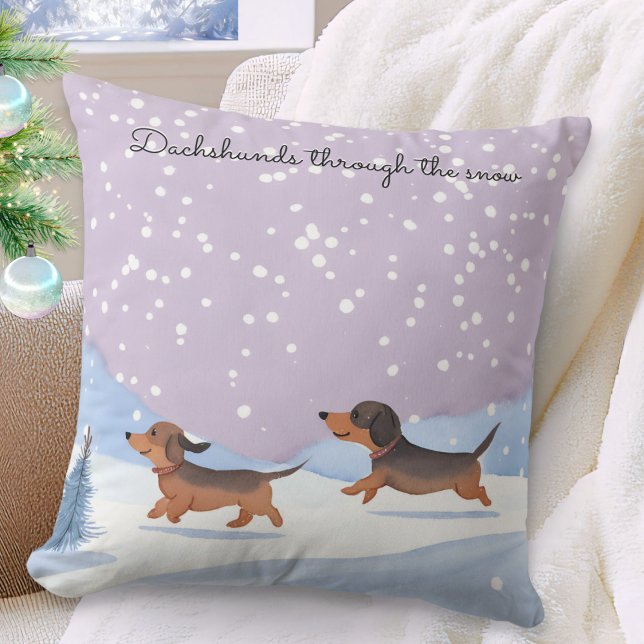 Coussin Noël festif du chien des neiges Doxie Dachshunds (A festive throw pillow, picturing two cute dachshunds, with caption 'Dachshunds through the snow')