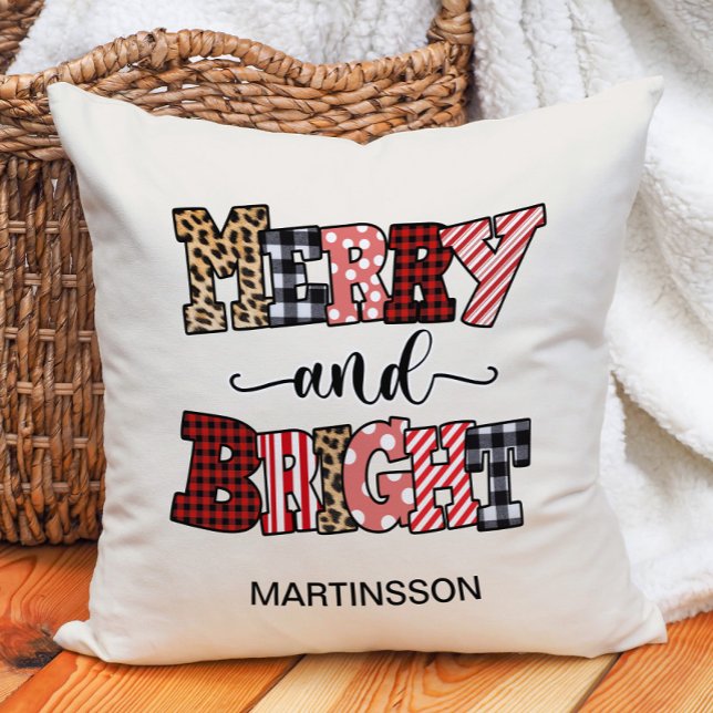 Coussin Noël Joyeux Sucre de canne brillant Nom de la cart ("Merry and Bright" Christmas decorator pillow personalized with your name.)