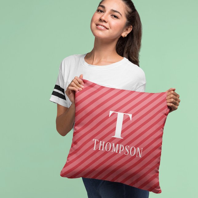 Coussin Noël Whimsical Red Stripes Monogramme (Christmas Whimsical Red Stripes Monogram Family Throw Pillow. )