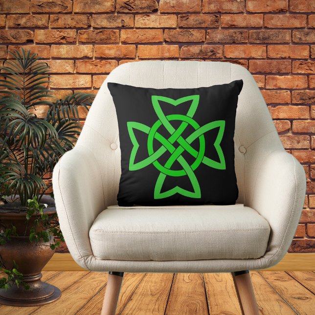 Coussin Noeud celtique vert irlandais (Vibrant green Irish Celtic Knot on black decorative pillow.)