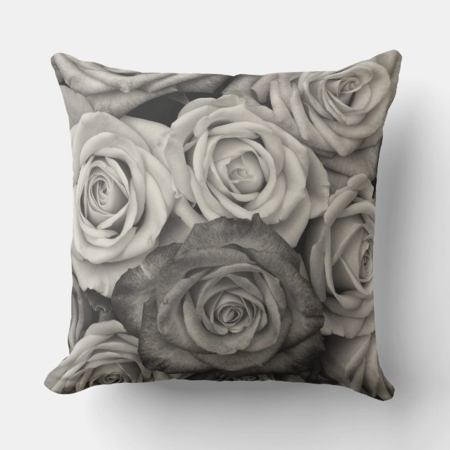 coussin noir de décor de roses blancs ou coussin (Recto)
