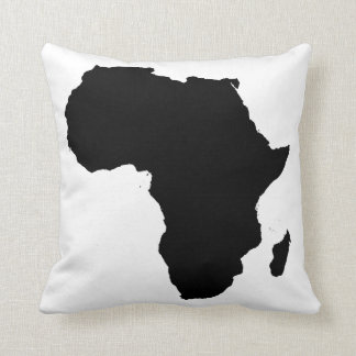 Coussin noir de l'Afrique et par blanc bourré