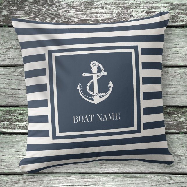 Coussin Nom de bateau à l'ancre nautique rayé bleu marine (Navy Blue Striped Nautical Anchor Boat Name Outdoor Pillow)
