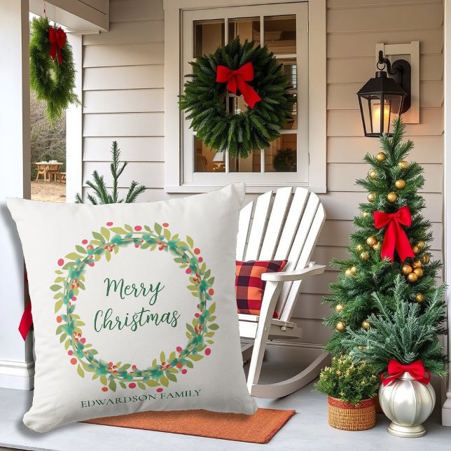 Coussin Nom de famille de la couronne rustique Joyeux Noël (Rustic wreath family name Merry Christmas Outdoor Pillow. Christmas porch decor.)