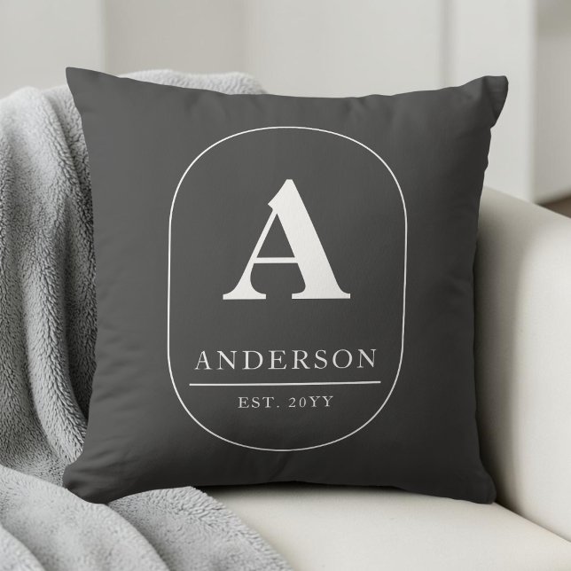 Coussin Nom de famille établi en gris avec monogramme pers (Family Name Established Gray Custom Monogram Throw Pillow)