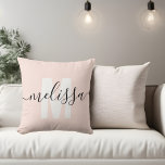 Coussin Nom de famille Monogram<br><div class="desc">Monogramme moderne avec nom calligraphie écriture.</div>