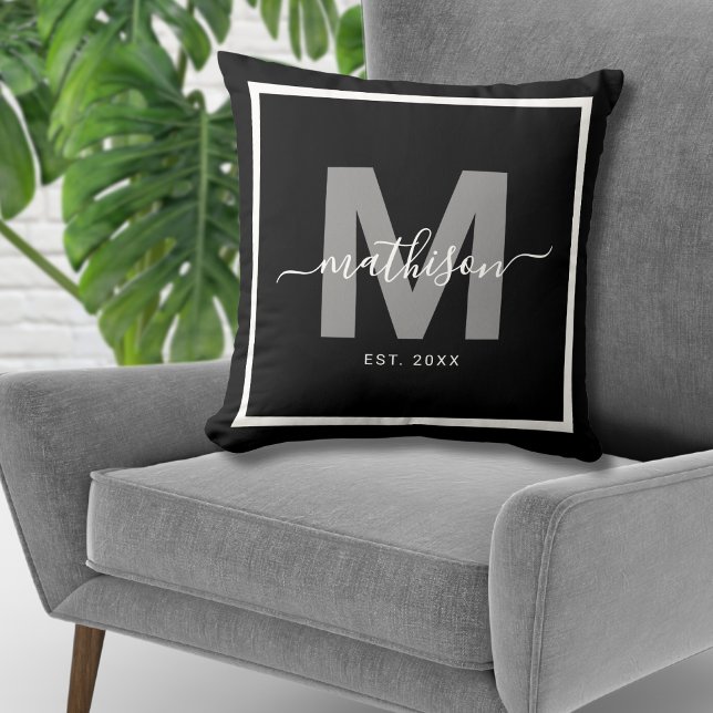 Coussin Nom de famille noir Monogramme de jeunes mariés (Family Name Black Newlywed Monogram Throw Pillow )
