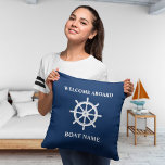 Coussin Nom du bateau Navires nautiques Roue Helm Marine B<br><div class="desc">Votre nom de famille ou de bateau personnalisé avec un Casque de roue classique de navires nautiques sur coussin d'oreiller bleu marine.</div>