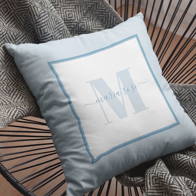 Coussin Nom du monogramme simple bleu moderne (Blue monogram throw pillow)