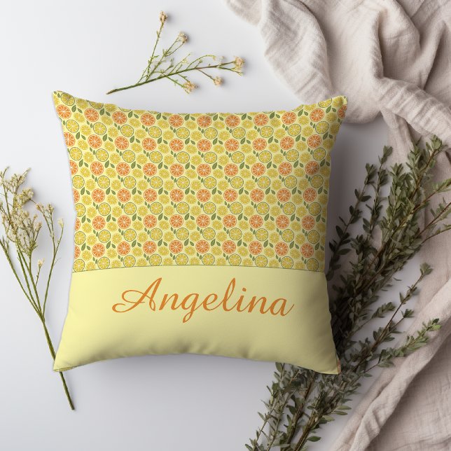 Coussin Nom du motif feuilles de citron blanc jaune orange (Get ready to snuggle up with our super-cozy Throw Pillow!)