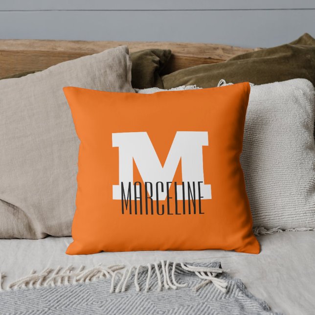 Coussin Nom moderne élégant Initial | Neon Sunset Orange (Créateur téléchargé)