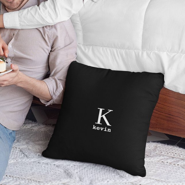 Coussin Nom monogrammé personnalisé noir et blanc  (Créateur téléchargé)