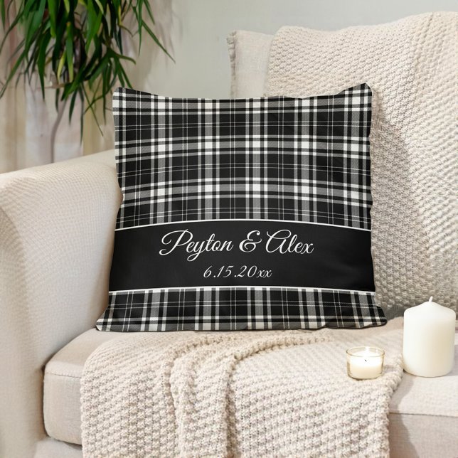Coussin Nom personnalisé à carreaux buffle noir et blanc  (Personalized names/established date black white checkered, buffalo plaid pillow)