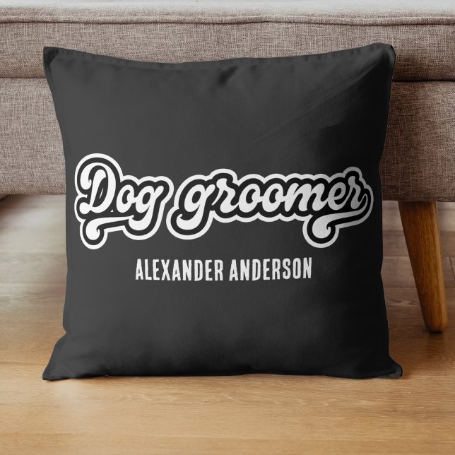 Coussin Nom personnalisé du préparateur de chiens noir et  (Minimal Black and White Dog groomer Custom Name Throw Pillow)