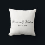Coussin Nom personnalisé et Mariage de date<br><div class="desc">Couple Personnalisé Nom et Date Mariage Jeu Oreiller. Design élégant,  classique et minimaliste. Noir et blanc</div>