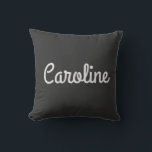 Coussin Nom personnalisé noir blanc Nom de script moderne<br><div class="desc">Cet oreiller à jetons personnalisable dispose d'un arrière - plan noir avec un nom de script blanc élégant pour un look intemporel et moderne. Parfait pour ajouter une touche personnelle à votre espace de vie, chambre ou bureau. Une bonne idée cadeau pour ceux qui aiment la décoration minimaliste avec une...</div>