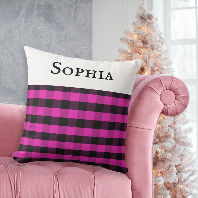 Coussin Nom personnalisé Pink Buffalo Plaid Check Motif (A cushion with buffalo plaid check pattern, in pink and black. Personalize with a name at the top.)
