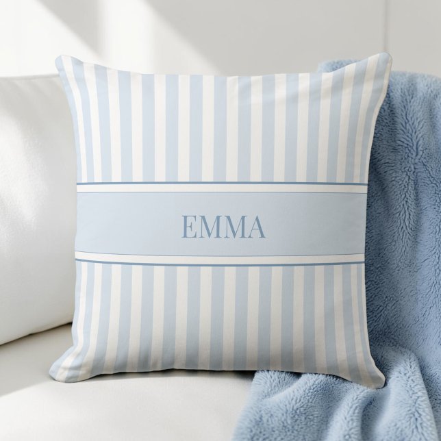 Coussin Nom personnalisé simple rayé bleu moderne et chic (Modern Blue Preppy Striped Simple Custom Name Throw Pillow)