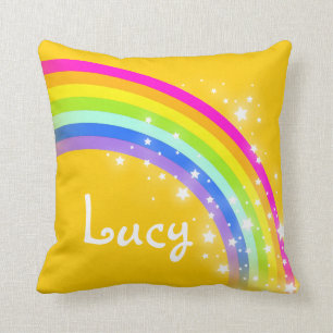 coussin nommé de Lucy de filles de jaune orange