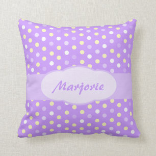 Coussin nommé de point de polka de filles pourpre