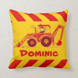 Coussin nommé rouge de garçon d'enfants et jaune
