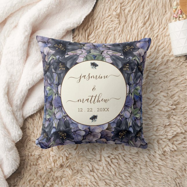 Coussin Noms de Couple Floral Noir Classique Mariage (Couverture)