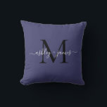 Coussin Noms de mariage élégants monogramme bleu marine éc<br><div class="desc">Oreiller souvenir chic monogrammé avec vos noms et monogramme en calligraphie manuscrite élégante blanche et typographie moderne noire sur fond bleu marine. Ajoutez simplement vos noms et monogramme. Conçu exclusivement pour vous par Happy Dolphin Studio. Si vous avez besoin d'aide ou de produits assortis, veuillez nous contacter à happydolphinstudio@outlook.com. Nous...</div>