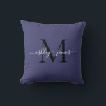 Coussin Noms de mariage élégants monogramme bleu marine Sc<br><div class="desc">Oreiller chic avec monogramme et vos noms en calligraphie élégante blanche et typographie moderne noire sur fond bleu marine. Ajoutez simplement vos noms et monogramme. Conçu exclusivement pour vous par Happy Dolphin Studio. Si vous avez besoin d'aide ou de produits assortis, veuillez nous contacter à happydolphinstudio@outlook.com. Nous sommes ravis de...</div>