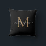 Coussin Noms de mariage élégants monogramme noir écriture<br><div class="desc">Oreiller souvenir à monogramme chic avec vos noms et monogramme en écriture calligraphique élégante blanche et typographie moderne or sur fond noir. Ajoutez simplement vos noms et monogramme. Conçu exclusivement pour vous par Happy Dolphin Studio. Si vous avez besoin d'aide ou de produits assortis, veuillez nous contacter à happydolphinstudio@outlook.com. Nous...</div>