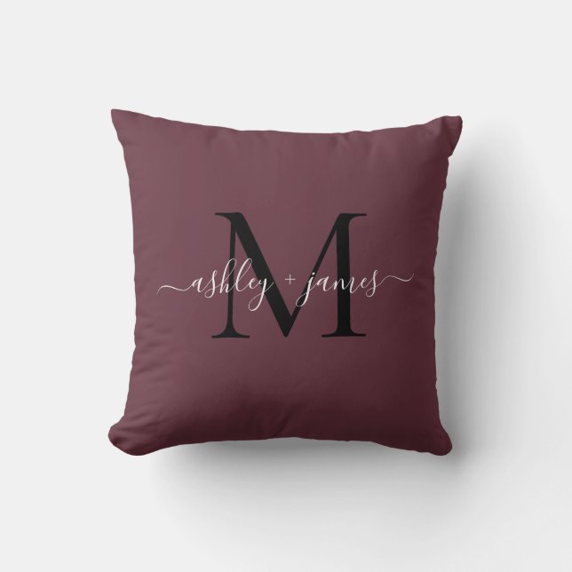 Coussin Noms de mariage élégants monogramme script bordeau (Recto)