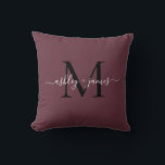 Coussin Noms de mariage élégants Monogramme Script Bourgog<br><div class="desc">Oreiller souvenir chic monogrammé avec vos noms et monogramme en écriture manuscrite élégante blanche et typographie moderne noire sur fond bourgogne. Ajoutez simplement vos noms et monogramme. Conçu exclusivement pour vous par Happy Dolphin Studio. Si vous avez besoin d'aide ou de produits assortis, veuillez nous contacter à happydolphinstudio@outlook.com. Nous sommes...</div>