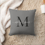 Coussin Noms de monogramme personnalisés Mariage<br><div class="desc">Oreiller de souvenir chic avec monogramme avec vos noms et monogramme en écriture manuscrite élégante blanche calligraphie et typographie moderne noire sur un fond gris foncé. Ajoutez simplement vos noms et monogramme. Conçu exclusivement pour vous par Happy Dolphin Studio. Si vous avez besoin d'aide ou de produits assortis, veuillez nous...</div>