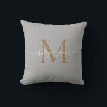 Coussin Noms de script de monogramme doré élégant Mariage<br><div class="desc">Oreiller souvenir chic monogrammé avec vos noms et monogramme en écriture manuscrite élégante blanche calligraphie et typographie moderne dorée sur fond gris. Ajoutez simplement vos noms et monogramme. Conçu exclusivement pour vous par Happy Dolphin Studio. Si vous avez besoin d'aide ou de produits assortis, veuillez nous contacter à happydolphinstudio@outlook.com. Nous...</div>