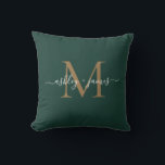 Coussin Noms de script de monogramme doré élégant Mariage<br><div class="desc">Oreiller souvenir à monogramme chic avec vos noms et monogramme en écriture calligraphique manuscrite élégante blanche et typographie moderne or sur fond vert foncé. Ajoutez simplement vos noms et monogramme. Conçu exclusivement pour vous par Happy Dolphin Studio. Si vous avez besoin d'aide ou de produits assortis, veuillez nous contacter à...</div>