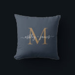 Coussin Noms élégants de monogramme doré Script Mariage Bl<br><div class="desc">Oreiller de conservation chic monogrammé avec vos noms et monogramme en écriture calligraphique élégante blanche et typographie moderne dorée sur fond bleu foncé. Ajoutez simplement vos noms et monogramme. Conçu exclusivement pour vous par Happy Dolphin Studio. Si vous avez besoin d'aide ou de produits assortis, veuillez nous contacter à happydolphinstudio@outlook.com....</div>