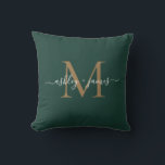 Coussin Noms élégants de monogramme doré Script Mariage Ve<br><div class="desc">Oreiller de souvenir chic avec monogramme avec vos noms et monogramme en écriture calligraphiée élégante blanche et typographie moderne dorée sur un fond vert foncé. Ajoutez simplement vos noms et monogramme. Conçu exclusivement pour vous par Happy Dolphin Studio. Si vous avez besoin d'aide ou de produits assortis, veuillez nous contacter...</div>