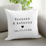 Coussin Noms personnalisés et anniversaire du Mariage de d<br><div class="desc">Créez votre propre cadeau d'anniversaire de mariage personnalisé avec des noms personnalisés et la date dans la typographie de machine à écrire.</div>