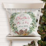 Coussin Notre premier Noël en tant que M. & Mme Rustic Pin<br><div class="desc">Célébrez votre premier Noël Marié avec ce magnifique design festif de vacances jetez un oreiller. Il présente une couronne de vacances en aquarelle composée de baies de neige, cônes et sprigs de pin, baies rouges et cloches de bronze, sur un arrière - plan d'écorce de bouleau à l'aspect naturel. "Noël"...</div>