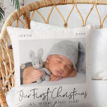Coussin Notre premier Noël en tant que maman et papa Minim<br><div class="desc">Design est composé de typographie chic moderne avec sans serif et serif police. Ajoutez une photo personnalisée du bébé et de l'année.</div>