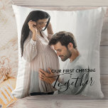 Coussin Notre premier Noël ensemble photo personnalisée 2<br><div class="desc">Souvenez-vous de votre premier Noël en couple ou en famille avec un coussin photo personnalisé. Le modèle photo est configuré pour vous permettre d'ajouter deux de vos photos préférées - l'une sur le devant et l'autre sur le dos. Le texte sur le devant se lit "Notre premier Noël ensemble" en...</div>