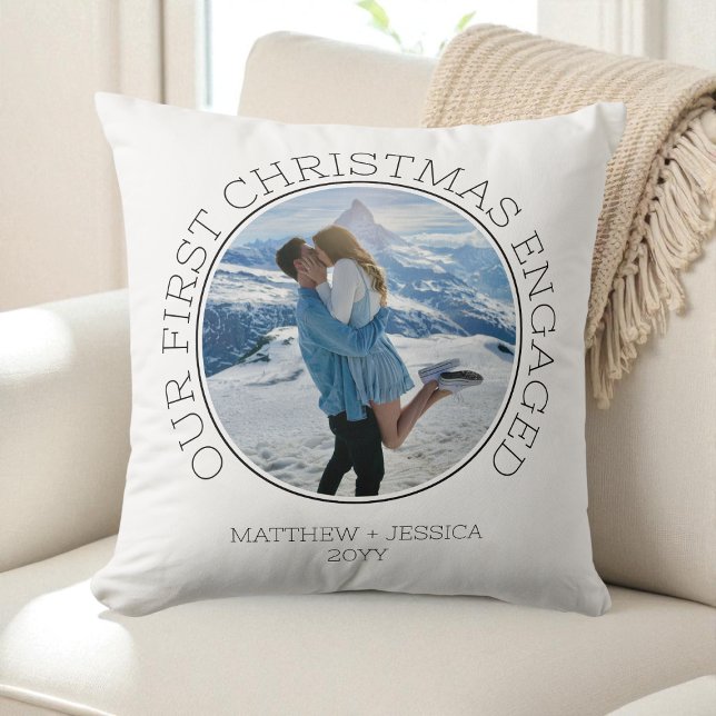 Coussin Notre premier Noël fiancé Simple Moderne 2 Photo (Our First Christmas Engaged SImple Modern 2 Photo Throw Pillow)
