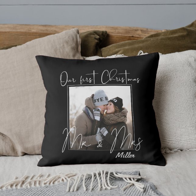 Coussin Notre Premier Noël Personnalisé en tant que M. et  (Personalized Our First Christmas as MR And MRS Throw Pillow)